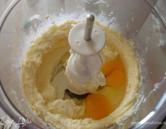 Добавить соль, ваниль и яйца. Хорошо перемешать.