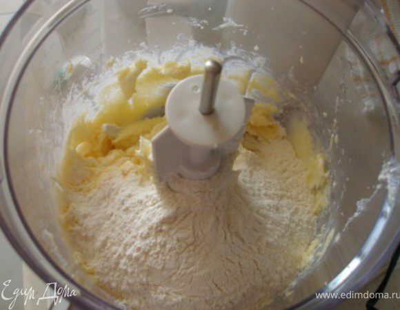 Добавить муку и разрыхлитель. Перемешать.