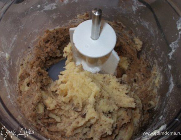 Шоколад измельчить, но не сильно. Добавить в тесто. 
