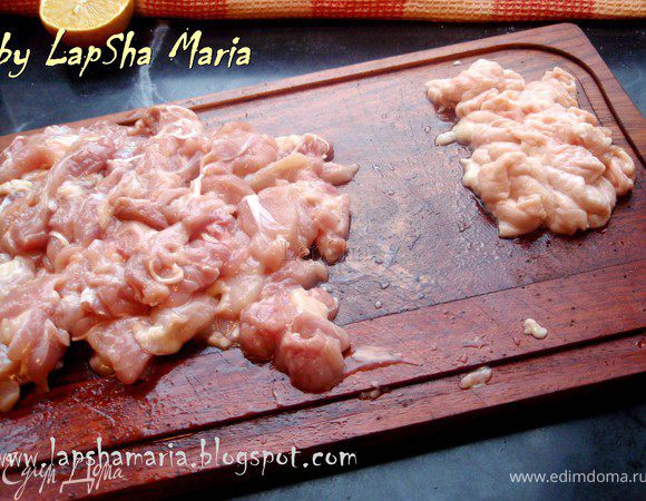 Для пёркёльта как правило используется отделённое от костей мясо (говядина, свинина, баранина, курятина, печень и иногда рубец). Но думаю мясо на кости тоже можно использовать. Я все же решила не отходить от классического рецепта, поэтому использую 3 бедра без кости. Итак, как всегда мясо моем, сушим, отрезаем все лишнее. Отделяем кожу курицы и нарезаем её на небольшие кусочки, саму курицу тоже нарезаем. 