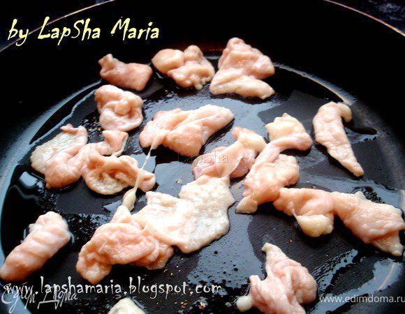 Луковицу нарезаем очень мелко, иногда её даже трут на терке. Спасибо leo1970 за подсказку как удобно и быстро нарезать мелко лук. На горячей сковороде подогреваем 2 ст.л. растительного масла, добавляем кожу курицы и обжариваем её минут 5.