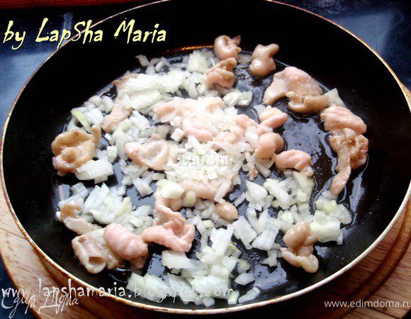 Затем добавляем лук и обжариваем его до прозрачности, периодически помешивая, чтобы он не подгорел (ещё около 5 минут).