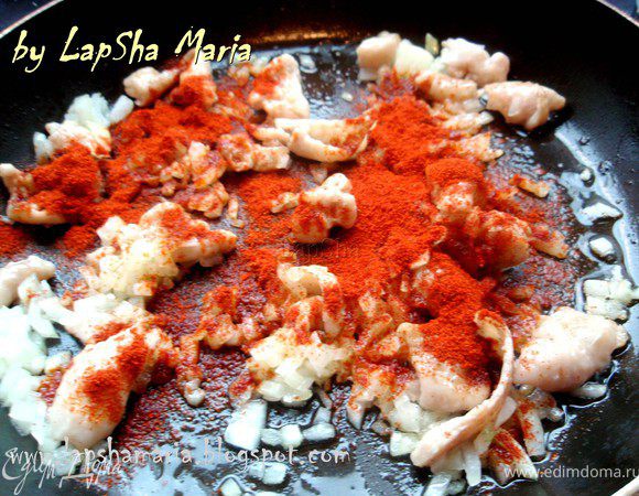 Теперь добавим паприку и перемешаем.