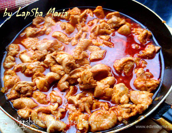 Кладем курицу в сковородку, перемешиваем и добавляем немного масла. Обжариваем курицу ещё мину 5-7. Теперь можно посолить и поперчить курочку, перемешать и добавить 100 мл. бульона или воды. Накрываем крышкой и оставляем томиться на маленьком огне 20 минут. 