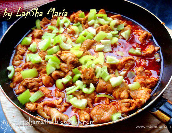 Теперь добавим мелко нарубленный перец, перемешаем. Аккуратно всыпим муку и перемешаем так чтобы не было комочков. Ставим опять на маленький огонь под крышкой на 5 минут.