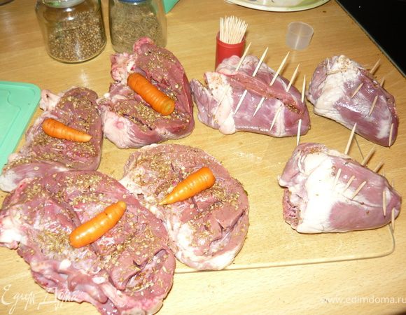 Закрыть сердечки, скрепив "шов" зубочистками. Я всегда считаю зубочистки и стараюсь использовать одинаковое количество на каждом сердце - так будет потом проще вынуть все и быть уверенной, что в рисе не окажется деревяшка.
