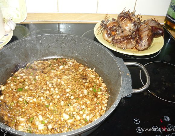 Обжарить сердца со всех сторон на растительном масле, начиная со стороны "шва", чтобы он схватился и не разошелся. 
Мелко нарезать лук, чеснок и перец чили (естественно очищенный от семян).
Отложить  сердца на тарелку.
В этой же сковородке обжарить лук, чесок и чили. Добавить еще по чайной ложке зиры и кориандра,  соевый соус и вино. Вернуть в этот соус сердца, долить воды, так чтобы сердца были ею покрыты. Тушить на среднем огне около часа.