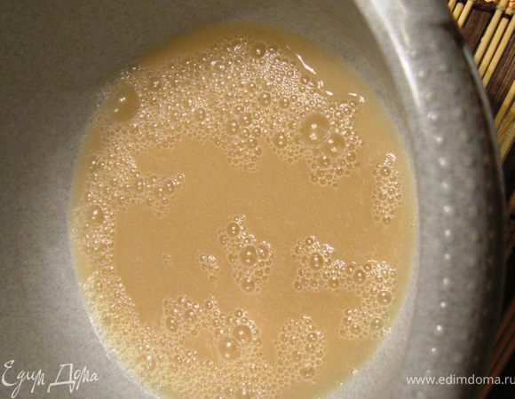 Смешать воду, сахар, соль и дрожжи