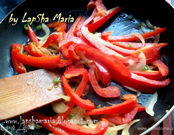 На отдельной сковороде разогреть растительное масло. Кинуть сначала перчик чили, обжарить минуты 2-3, затем лук и перец. Обжарить до прозрачности лука.