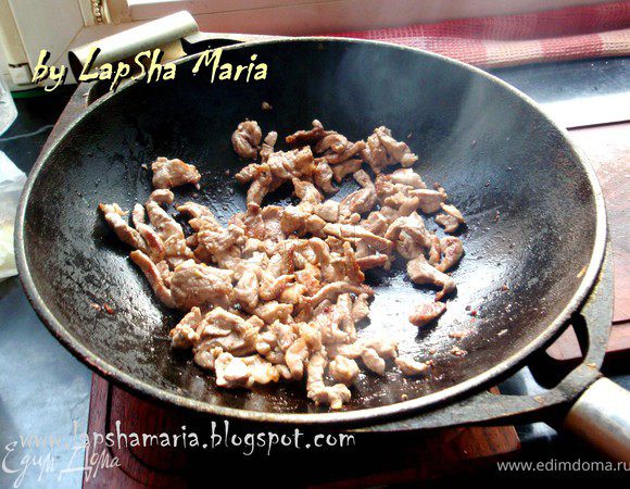 Мясо обжарить на сковороде с толстым дном на небольшом количестве масла до золотистости. 