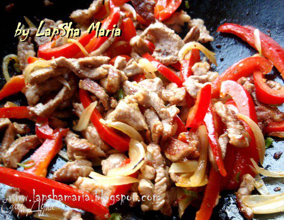 Перцы и лук добавить к мясу, посолить и приправить травами по желанию. Обжаривать все вместе около 5 минут постоянно помешивая, чтобы ничего не пригорело. 