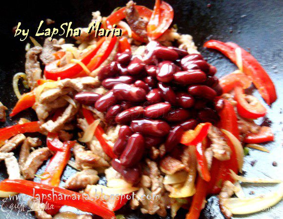 Теперь добавить фасоль, можно также добавить пару ст.л. сока из под нее, уменьшить огонь и накрыть крышкой. Томить все вместе минут 7-10.