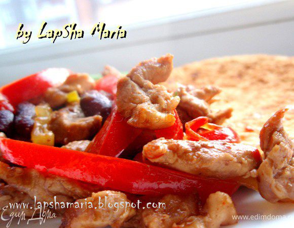 На тарелку выкладывается теплая лепешка, рядом начинка. Также можно на тарелку положить сметану для тех, кто хочет немного снизить остроту лепешки, натертый сыр, можно предложить различные соусы. И каждый сам решает, что ему положить в тортилью и с каким соусом. Приятного аппетита!