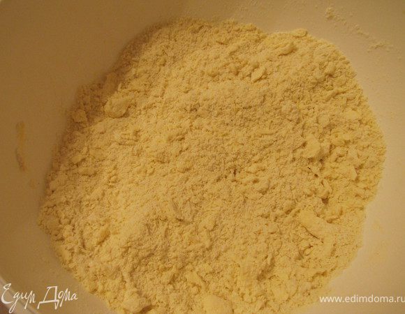 Растереть маргарин с мукой в крошку