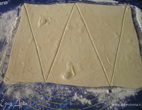 Смазать растительным маслом, разрезать фигурным ножом на порции,