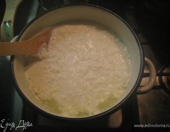 Смешать молоко и сливки в кастрюле, посолить, МЕДЛЕННО довести до кипения, помешивая. Когда закипит, влить лимонный сок, перемешиваем.