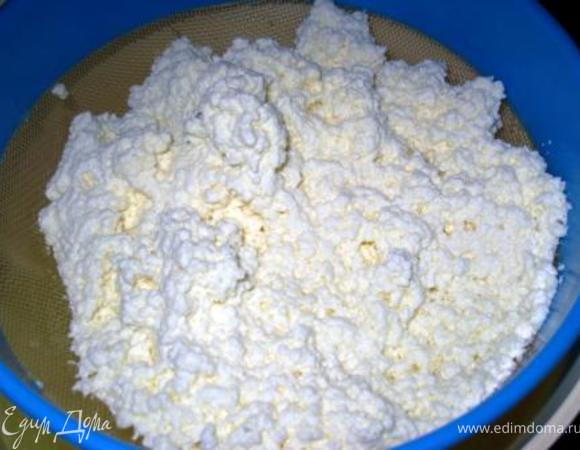 Через пару минут снимаем с огня и накрываем плотным полотенцем. Оставляем до полного остывания. Выкладываем образовавшийся творожок в сито, и оставляем на часок. Дольше ненужно, т.к. сыр будет сухой.