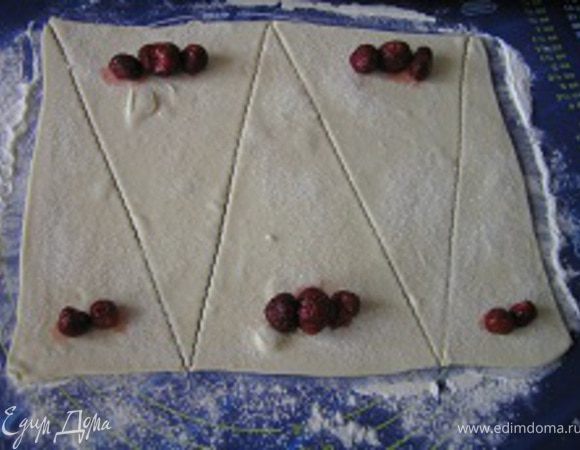 выложить начинку: землянику,