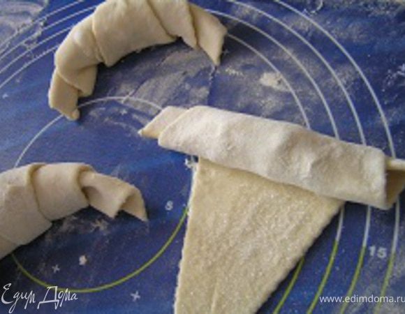 Завернуть в трубочку, придать форму полумесяца.