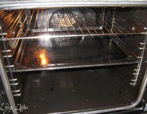 Замачиваем бамбуковые палочки в воде на час. В духовке сооружаем такую конструкцию: на верх, прям под гриль решетку, под нее противень, кот. застилаем фольгой (чтоб меньше возиться с отмыванием). 