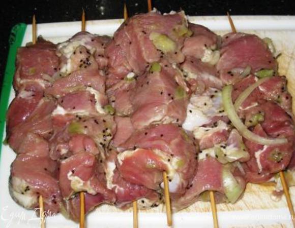 Нанизываем мясо, разогреваем гриль до максимума и жарим, переворачивая время от времени, с приоткрытой дверцей духовки. Всего процесс занимает мин. 20. Мясо получается очень вкусное и просто тает во рту. Приятного аппетита!