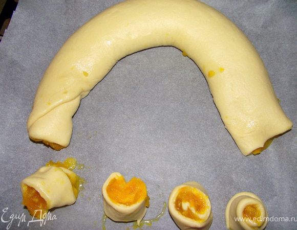 Кладём на противень застелённый пергаментом.