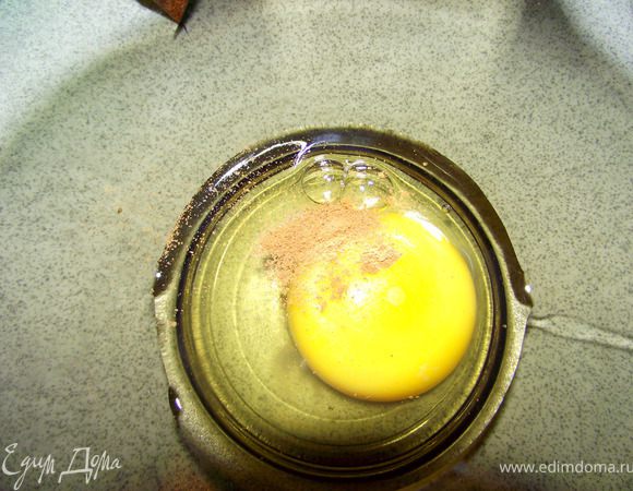 Яйцо слегка збиваем, я добавила к яйцу ещё корицы, можно ванилин.