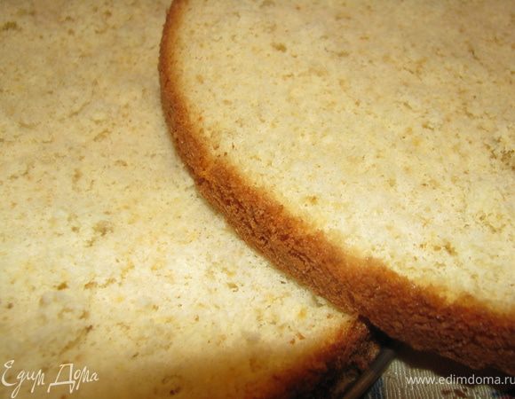 Даем ему остыть. Разрезаем на 2 коржа.