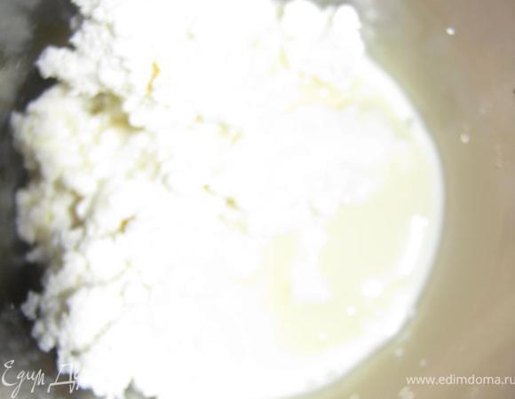 Взбить блендером творог и сгущенку. Крем готов)