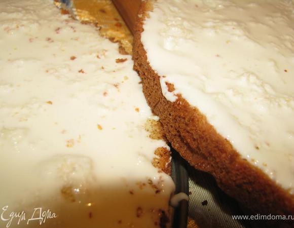 Покрыть оба коржа кремом.