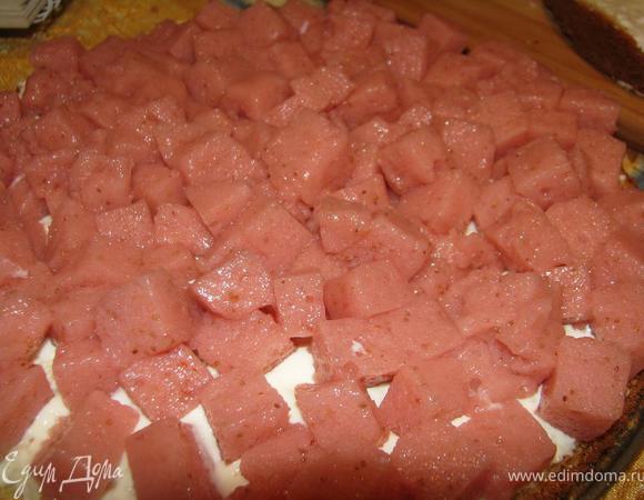 Порезать его кубиками и уложить на один из коржей.