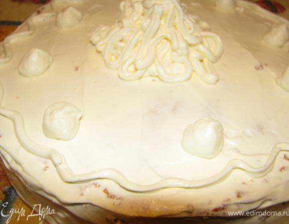 Украсить взбитыми с сахарной пудрой сливками. 