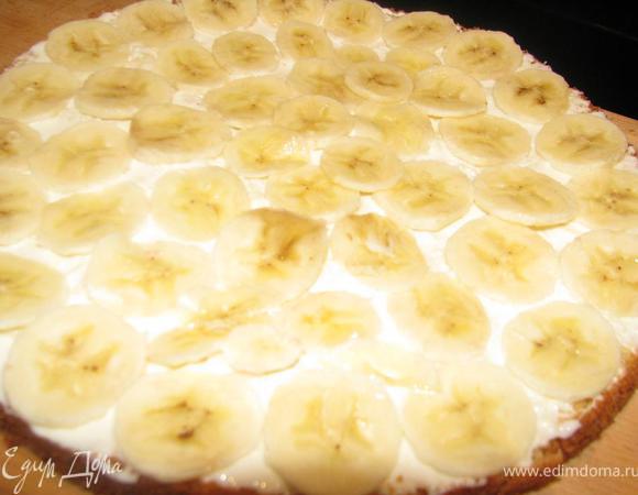 На второй корж выложить, порезанный шайбочками, банан.