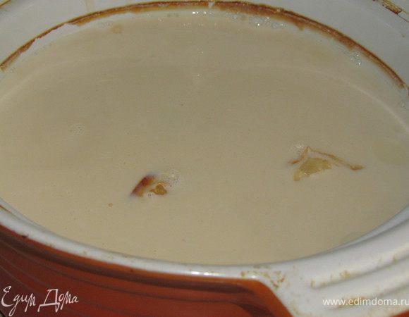 Молочко(по кол-ву сколько, сколько вам позволяет форма, в которой вы будете запекать молочко).
Сначала довести до кипения его в кастрюльке. После перелить в форму(в идеале глиняной горшочек)
При 100* томить молочко около 5 часов.Молоко не должно сильно кипеть, только чуть-чуть побулькивать. Когда образуется коричневая корочка, значит молочко готово.
Остудить.
Для более насыщеного привкуса я шкурочку опустила на дно деревяной лопаткой.
Все, пряженое молочко готово!! Приятного))