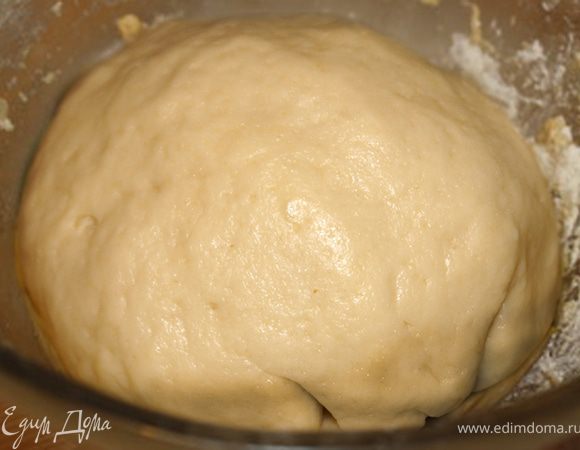 Все ингридиенты кроме муки смешать и поставить на водяную баню постоянно помешивая приблизитнльно 10 минут. Снять с бани побавить постепенно 3 стакани муки и вымесить тесто. Потом разделить тесто на шарики 12 шт и поставить в холодильник на 1 час либо в морозилку на полчаса.