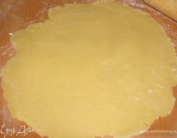 Потом розкатать тесто на форму и выпекать.
