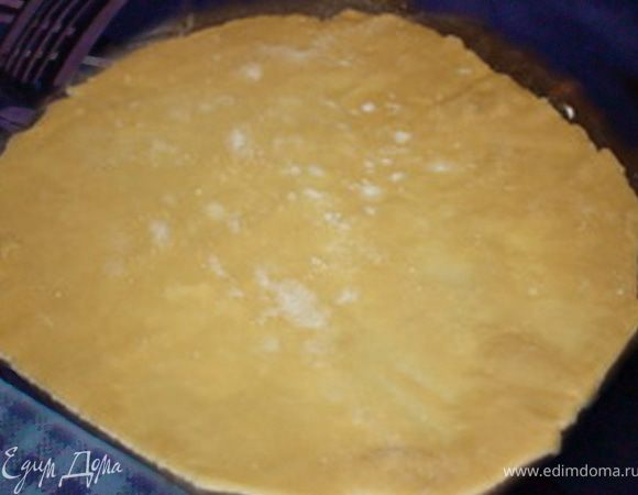 кусочков теста что остались расскатать корж и поставить в духовку (для крошки). В общем количестве должно получится 9-10 коржей. Чем тоньше расскатаете корж тем вкуснее и больше получится).Потом все перемазать кремом можна 1й корж сметаною 2 гущенкою.
 Крем: на 1л сметани 1ст. сахара.
 В этом торте я брала 0,5л сметаны и 0,5ст сахара и смазывала коржи через один. И брала 0,5л йогурта и 25г желлатина домазала остальные коржи. Верхний слой намазала из йогурта и украсила. Можно йогурт взять клубничный персиковый, вышневый!