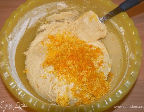 . Всыпать сухие ингредиенты, добавить сок и цедру, перемешать.
