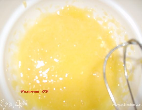 Отделить белки от желтков, желтки взбить с 2 ложками сахара до увеличения в объеме в 2 - 3 раза