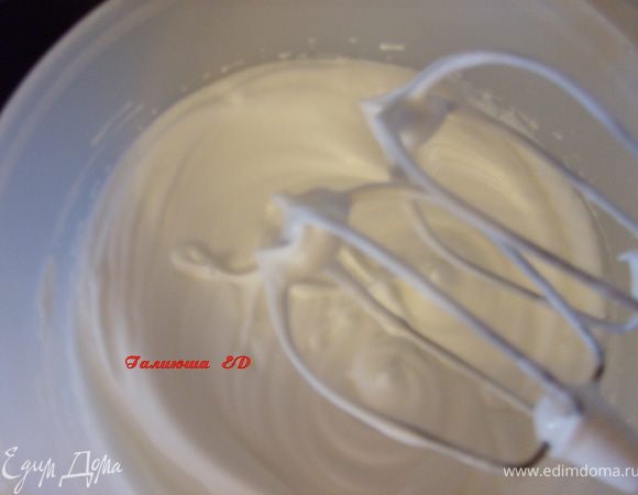 Белки так же взбиваем с 2 ложками сахара, до устойчивых пиков