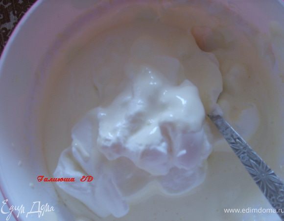 Теперь аккуртано смешиваем желтки с половиной нормы белков,