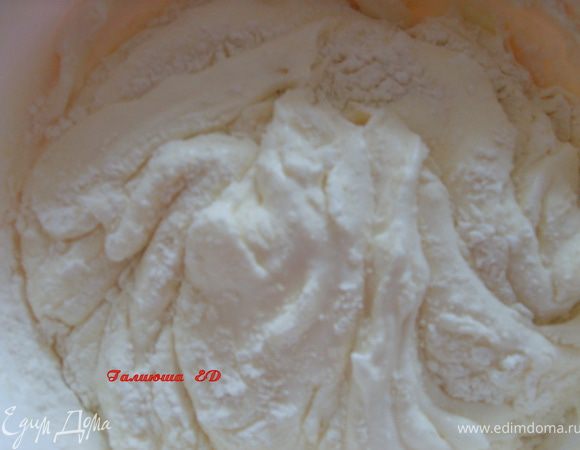 Добавляем предварительно смешанные муку, крахмал и разрыхлитель, в желтки с белками, все также аккуратно смешиваем