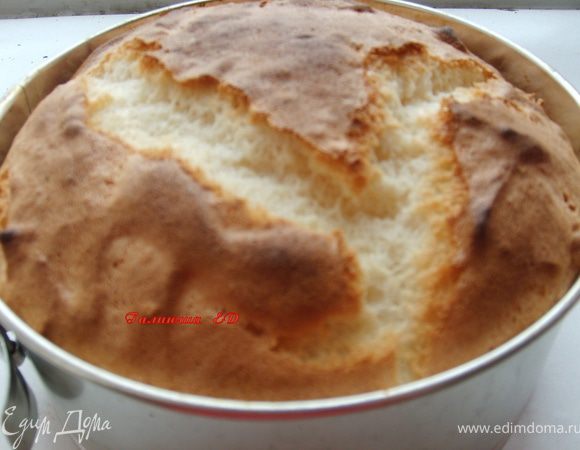 Добавляем оставшиеся белки и еще раз перемешиваем осторожненько. Выпекаем при 200 С, 20 минут, и даем ему остыть, разрезаем на 2 слоя