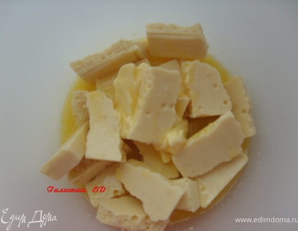 В то время пока печется бисквит готовим прослойку,  растопленный шоколад взбиваем с маслом