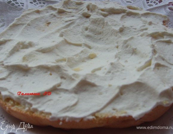 наносим шоколадно-масляную смесь на первый корж. (тут я поняла что надо было бы все это делать в форме)