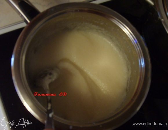 Готовим манный крем: Ваpим сладкую густую манную кашу на молоке и остужаем. Сливочное масло, кашу начинаем взбивать миксеpом: ложку каши, ложку масла,снова ложку каши и масла пока все не перебьем. Сахар можете добавлять на свой вкус.