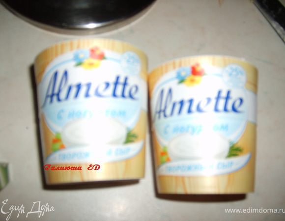 Добавляем туда один стаканчик йогуртно-творожного сыра.