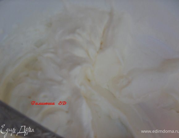 И еще раз хорошо взбиваем. Кpем получается белый и пышный - манка даже не чувствуется.И что самое главное не растекается)))