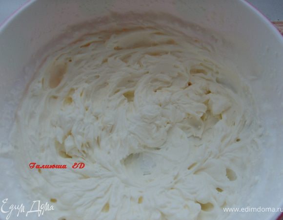 А пока взбиваем сливки, сахарную пудру и еще одну баночку сыра, добавляем загуститель сливок, хотя можно было и не добавлять, так так тортик получился не очень большим, его съели сразу, я побоялась
что сливки растекутся, но все отлично схватилось. 