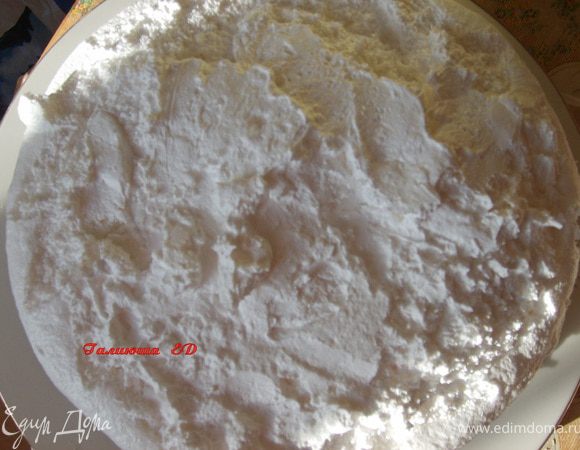 Достаем из формы наш торт, перекладываем на блюдо, обмазываем края и верх торта сливками, выравниваем